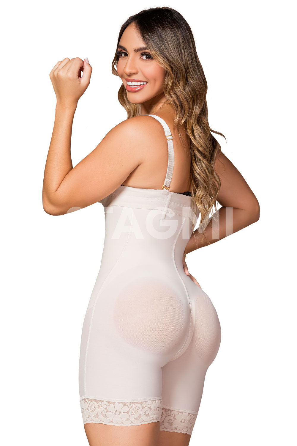 Faja strapless de media pierna con tirantes removibles, tres líneas de broches para reducir medidas, cierre perineal amplio, y alta compresión. Tela en glúteos con transformación textil y Vitamina E. Color beige.