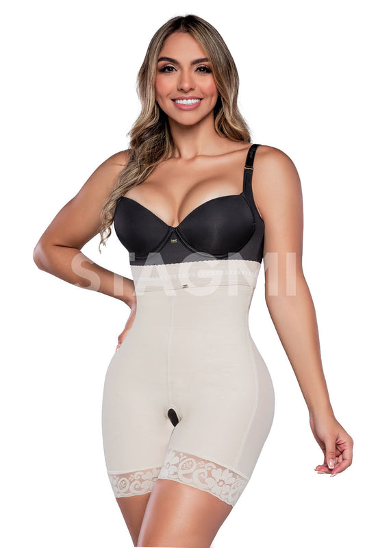 El panty strapless a media pierna ofrece control en el abdomen bajo y alto, con un realce natural de glúteos. Está diseñado sin costuras frontales ni traseras y cuenta con un hueco perineal para mayor practicidad. color beige