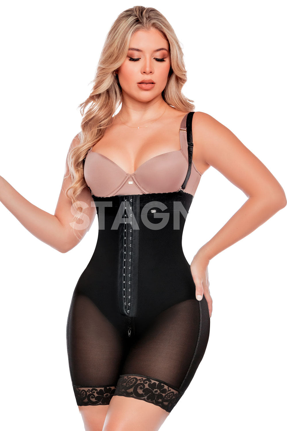 Faja strapless de media pierna con tirantes removibles, tres líneas de broches para reducir medidas, cierre perineal amplio, y alta compresión. Tela en glúteos con transformación textil y Vitamina E. Color negro.