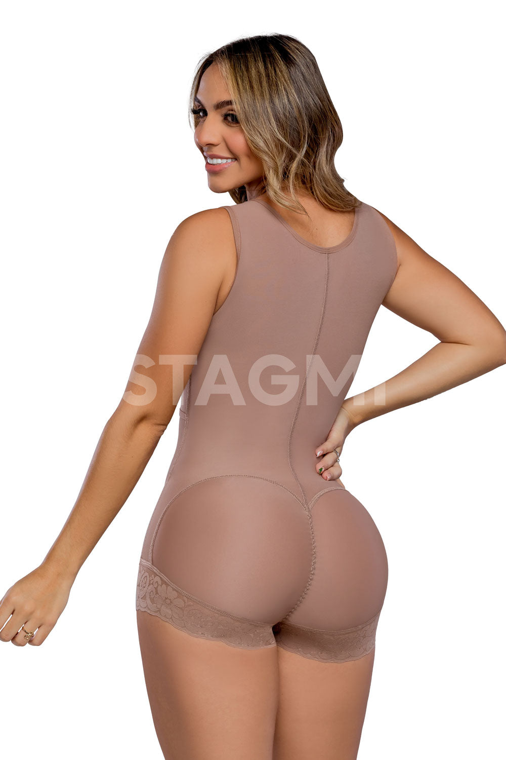 Faja cachetera que cubre rollitos en espalda y busto, con realce de busto. Ideal para posparto, incluye bra moldeable, compresión media y vitamina E. color cocoa